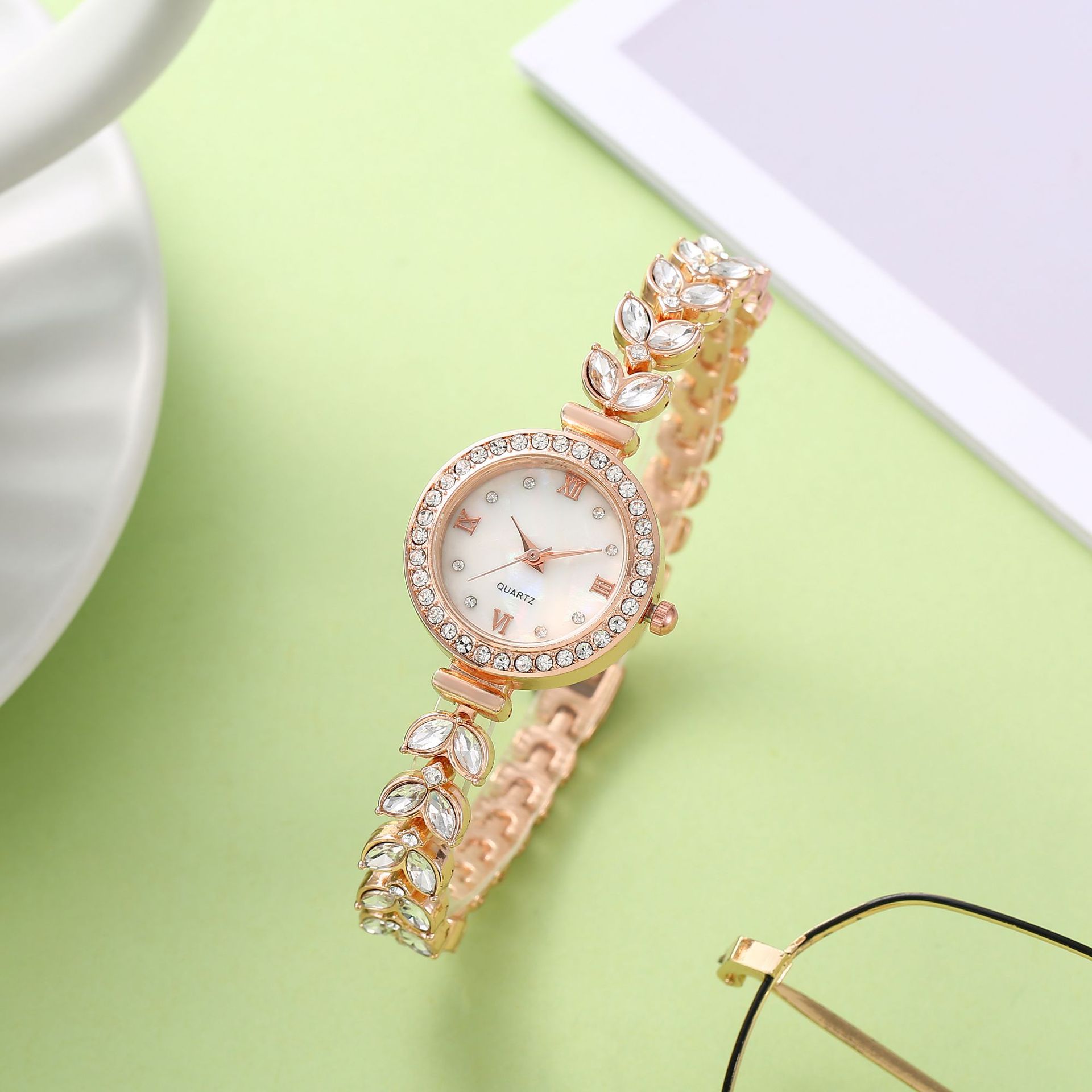 Relógio Feminino de Pulso com  - Luxury Watch Holder avaliação e preço